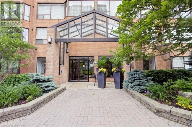 Photo du bâtiment - 1270 Maple Crossing Blvd