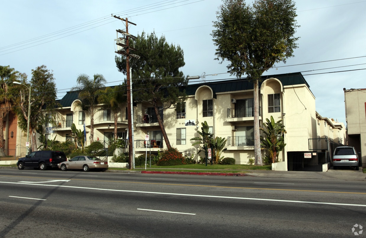 Primary Photo - 20317 Saticoy St Apartments