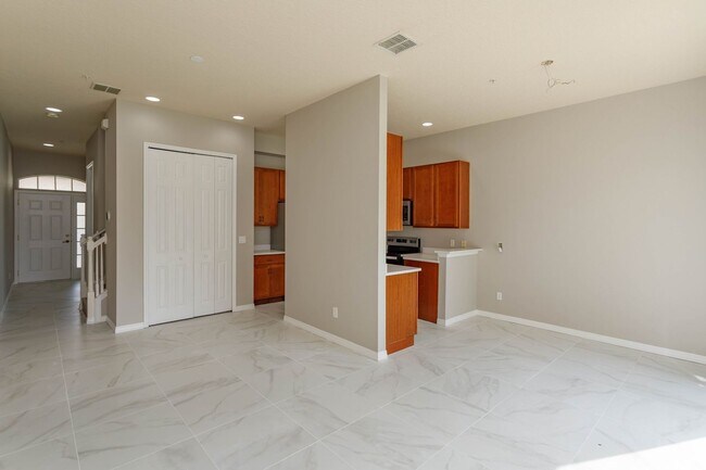 Foto del edificio - Spacious 4-Bedroom, 2.5-Bathroom Townhome with Modern Finishes and Community Amenities!