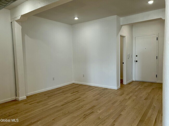 Building Photo - 155 River St