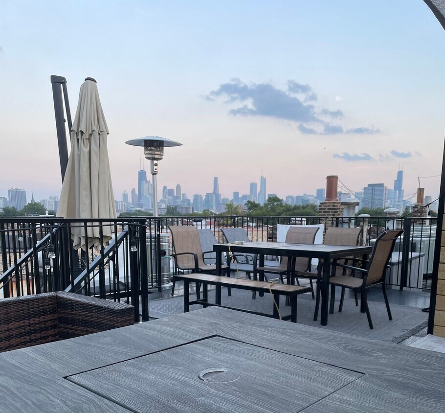 Private Rooftop Deck - 1120 W Armitage Ave