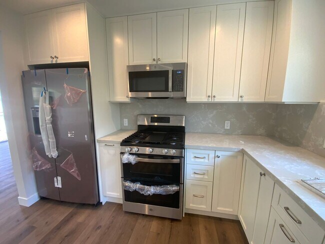 Foto del edificio - Adorable fully remodeled home on Ruhland with large yard