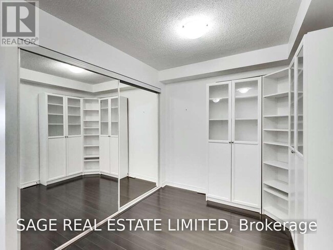 Building Photo - 60 Heintzman St