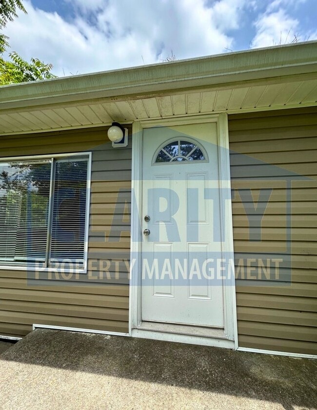 Building Photo - Charming 2-Bedroom Home with Spacious Yard...