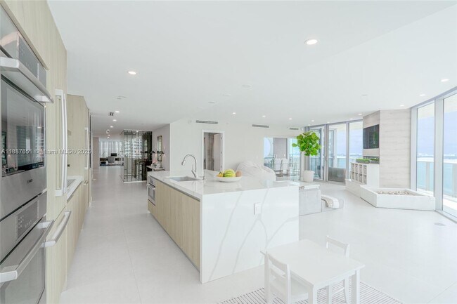 Foto del edificio - 488 NE 18th St