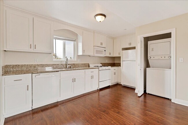 Building Photo - Beautiful Three Bedroom, Two Bathroom Apar...