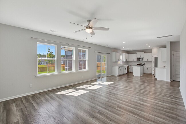 Foto del edificio - Modern Comfort Meets Timeless Charm in Lim...