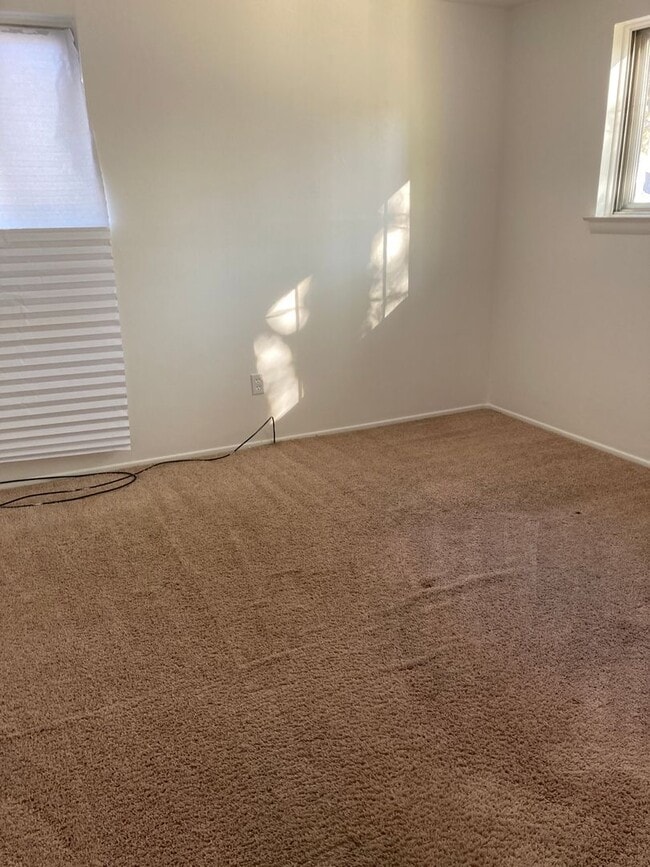 Building Photo - Spacious 3 Bedroom 1 Bath House Located in...