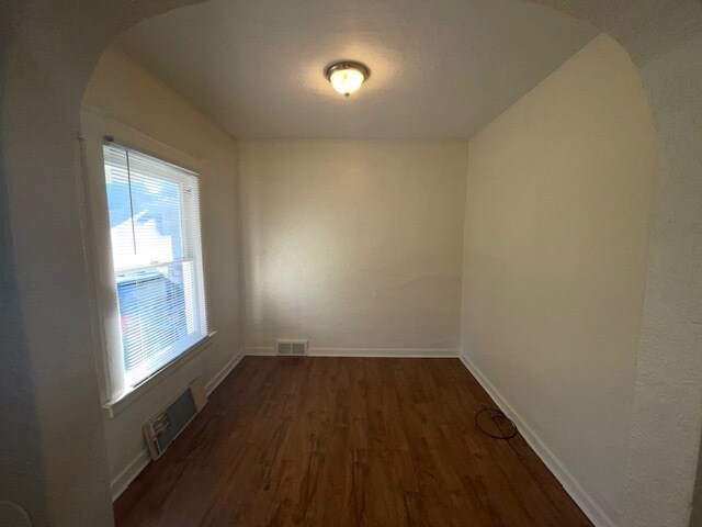 Building Photo - 1560 Pinewood Ave