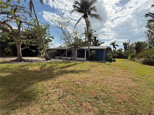 Building Photo - 10899 Russell Rd