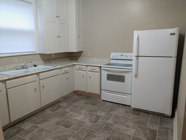 Kitchen - 116 W Jewell Ave