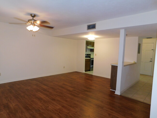 Building Photo - Well Maintained Tower Oaks Townhouse!