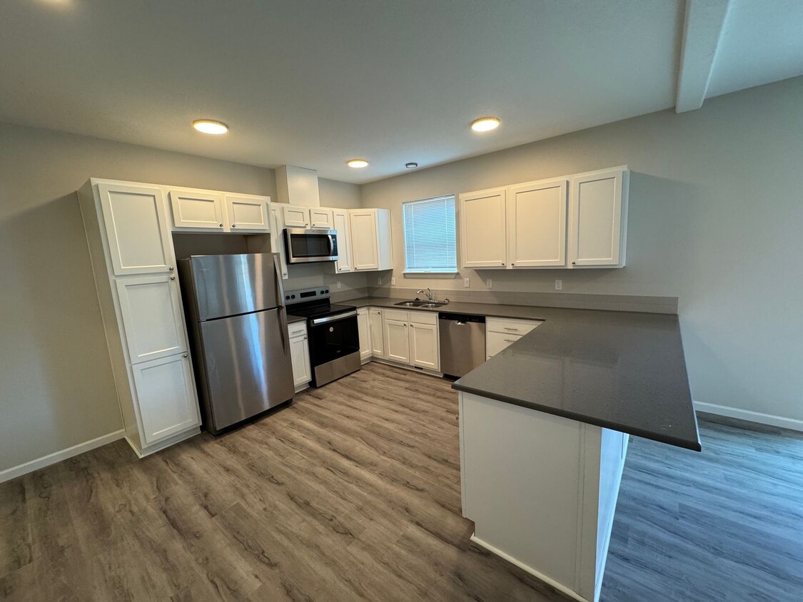 Foto principal - Brand New 3 Bed / 2.5 Bath Duplex! **$99 F...