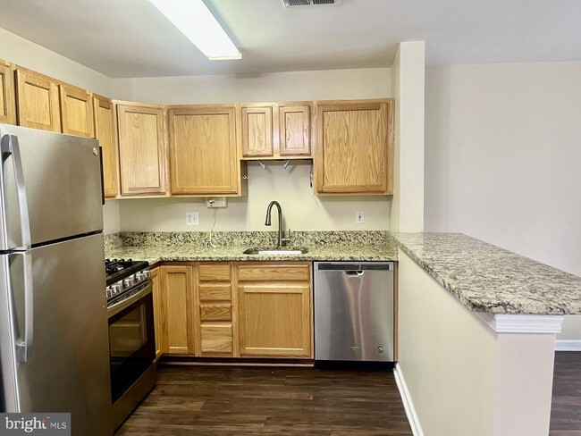 Building Photo - 635 Constellation Square SE
