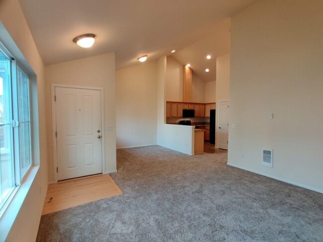 Building Photo - Townhome w/ New Paint