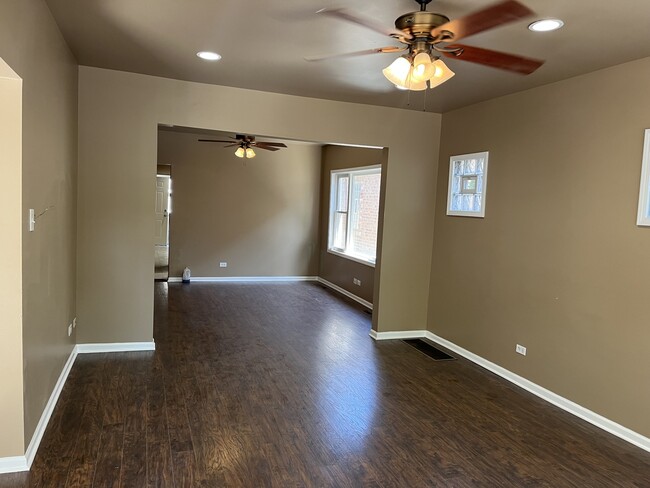 Building Photo - 722 E 91st Pl