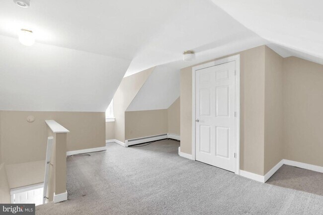 Building Photo - 3 Bedroom 1 bath Townhome in historic Newt...