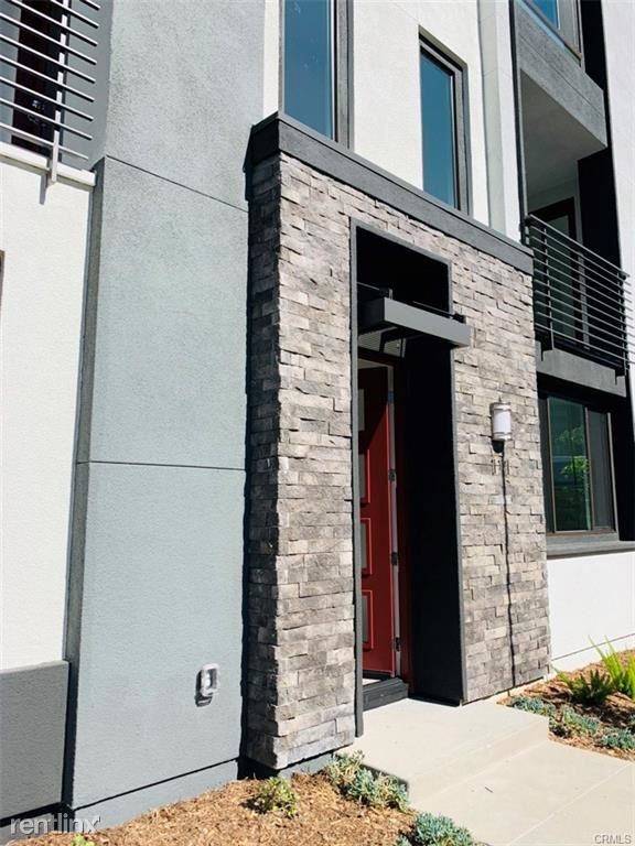 Foto principal - 4 br, 4 bath Townhome - 111 Schick