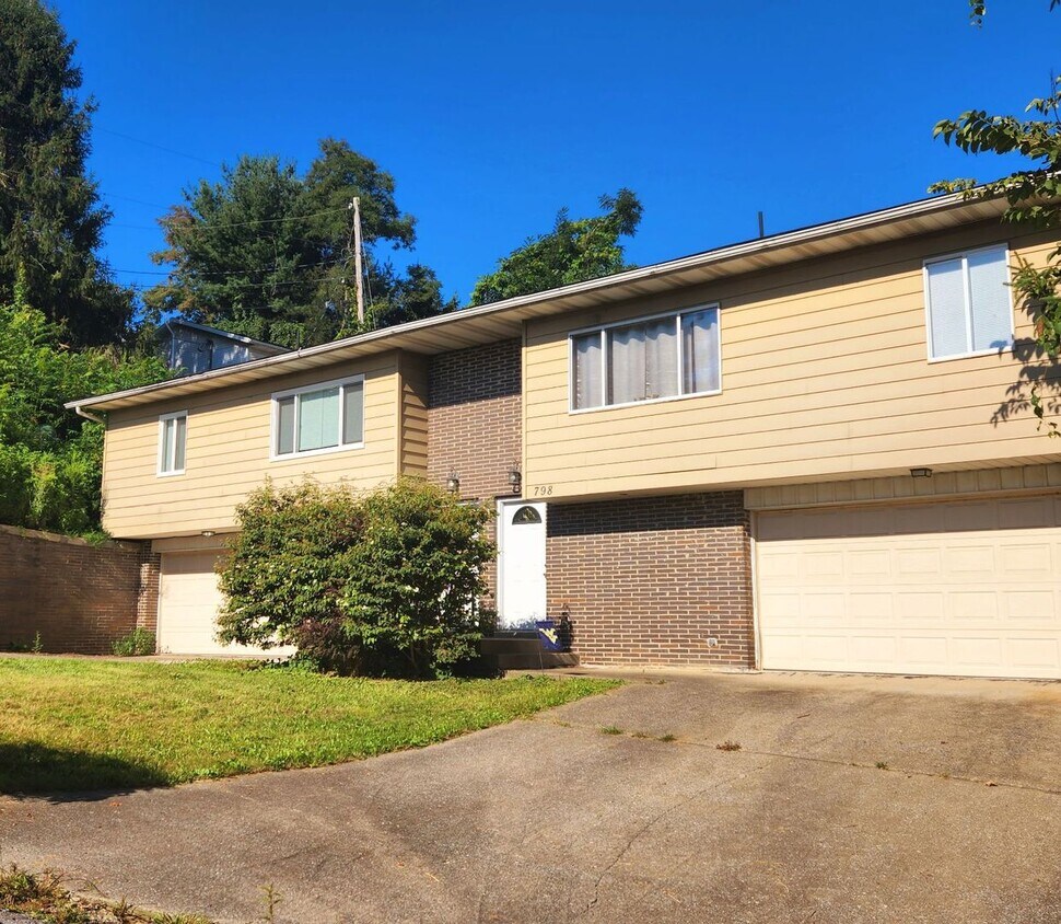 Primary Photo - 3 Br. 2 Ba. House in Morgantown. - Availab...
