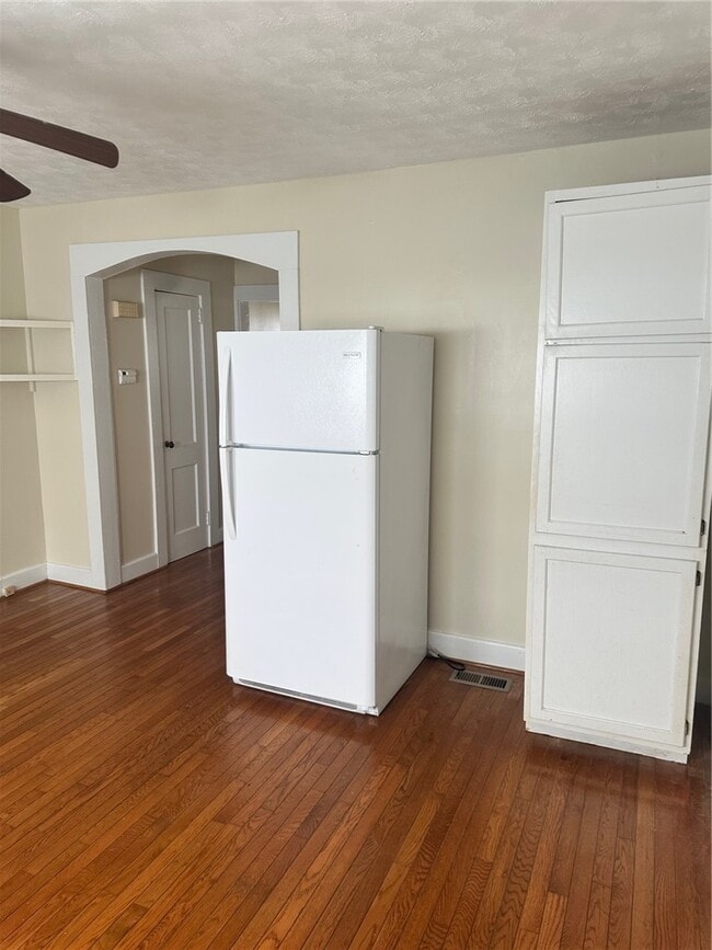 Building Photo - 122 Cedar St