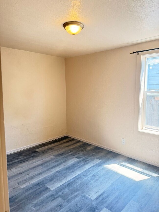 Foto del edificio - Cute House - 3Bed 1Bath - ONE Block from CMU!!!