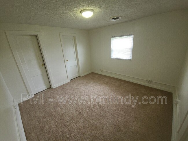 Foto del edificio - 1311 E 11th St