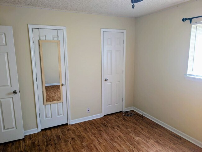 Foto del edificio - Spacious 2BR Condo – Pool Access & Utilities