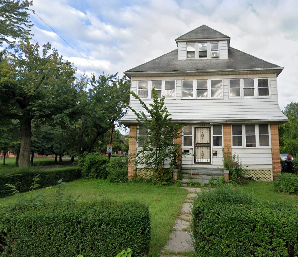 390 E 152nd St Cleveland, OH 44110 – photo 1