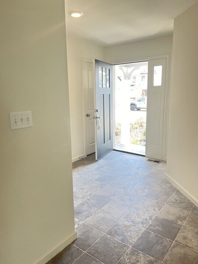 Foto del edificio - Stunning 2024 Newly Built Duplex Home - 3 ...