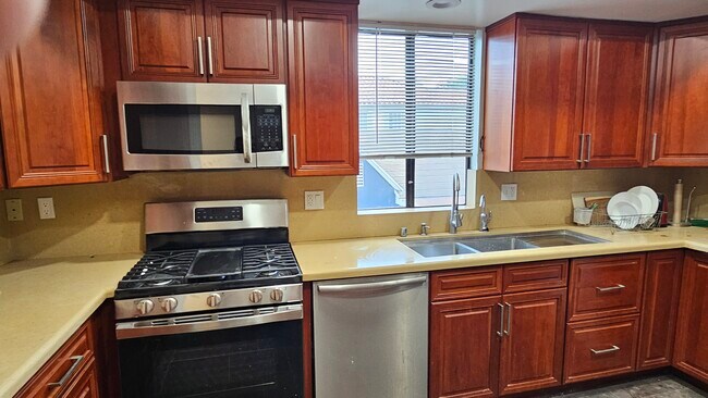 Foto del edificio - 10620 Eastborne Ave