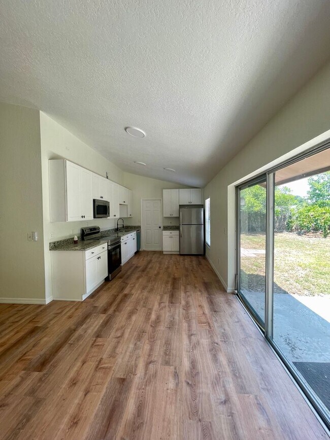 Foto del edificio - Renovated 3-Bed Home with Modern Upgrades ...