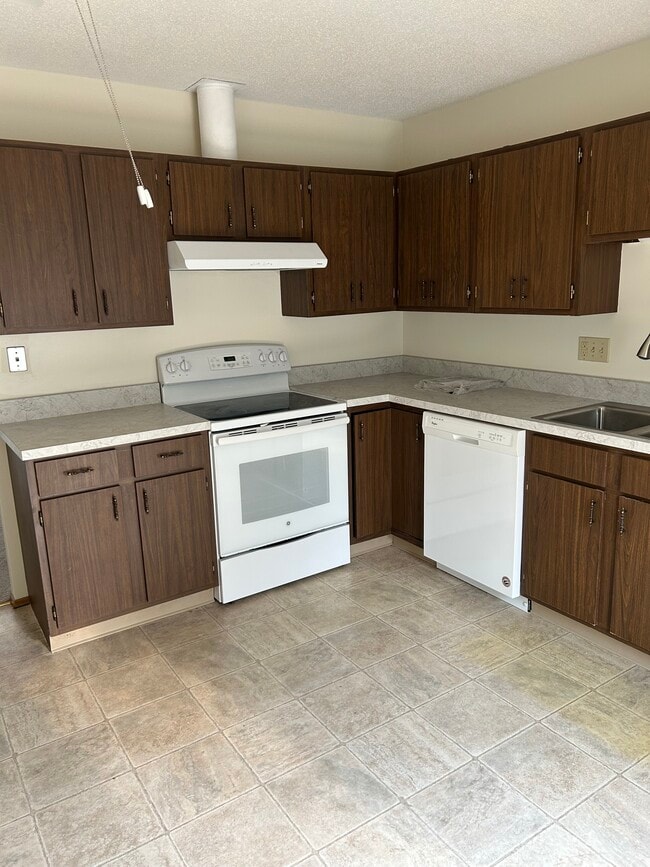 Kitchen - 2105 Cardinal Dr