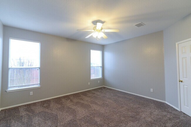 Foto del edificio - Adorable 3 bedroom with open floor plan!