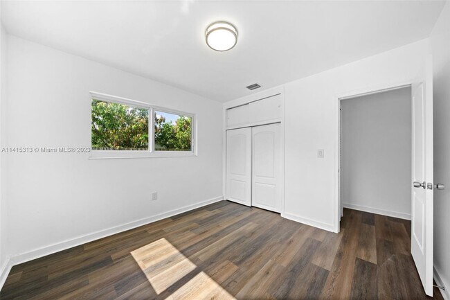 Foto del edificio - 16596 NE 3rd Ave