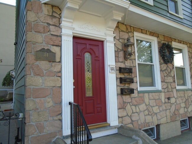 Building Photo - 314 Bushkill St