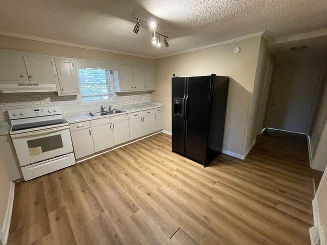 Foto del edificio - 3 bedroom 1 bath house available