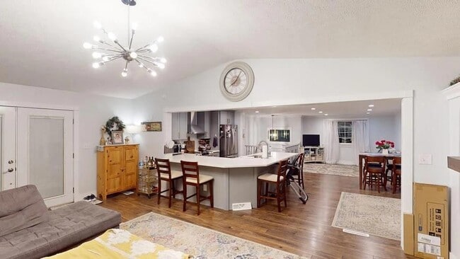 Building Photo - 322 W Cardinal Ave