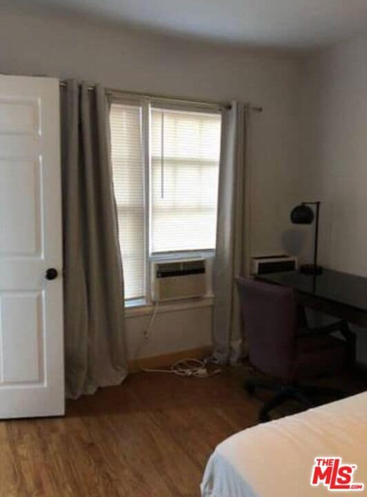 Foto del edificio - 1229 W 36th Pl