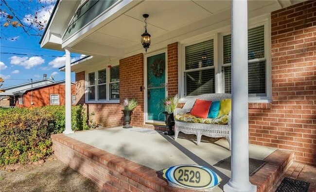 Building Photo - 2529 Sycamore St