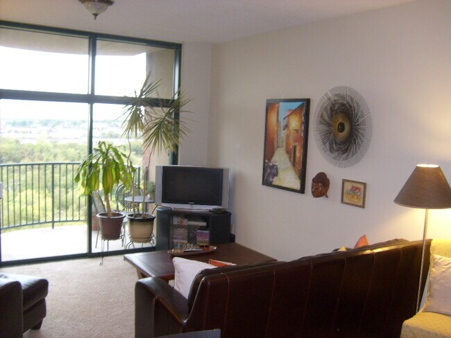 Foto del edificio - One Bedroom Condo Overlooking the James Ri...