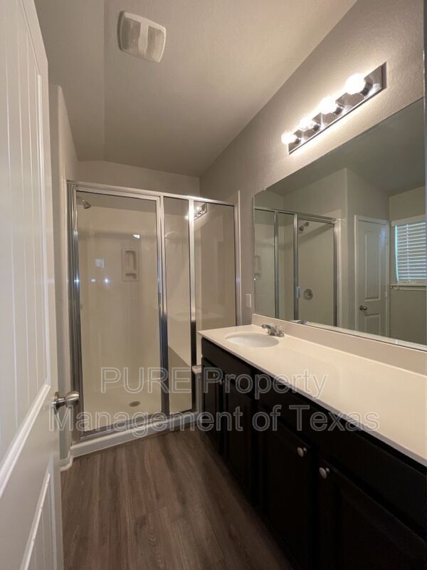 Building Photo - 721 Pinnacle Dr