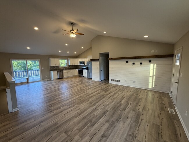 Building Photo - 105 Bottle Dr