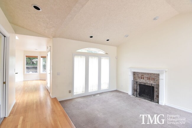 Building Photo - 3BD Estate on Large Lot