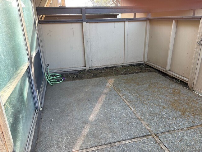 Building Photo - Recently remodeled Condo close to College