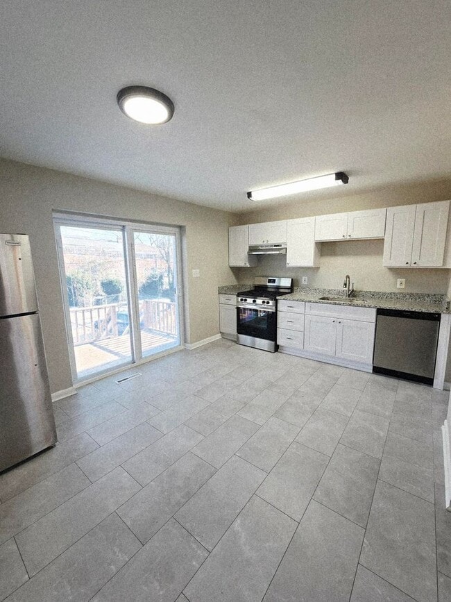 Building Photo - Newly Renovated 2-Bedroom, 1-Bathroom Home in Beechfield