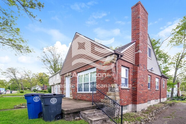Building Photo - 1818 Parkhill Dr