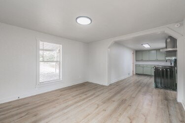 Foto del edificio - "Charming 2-Bedroom Retreat with Huge Yard...
