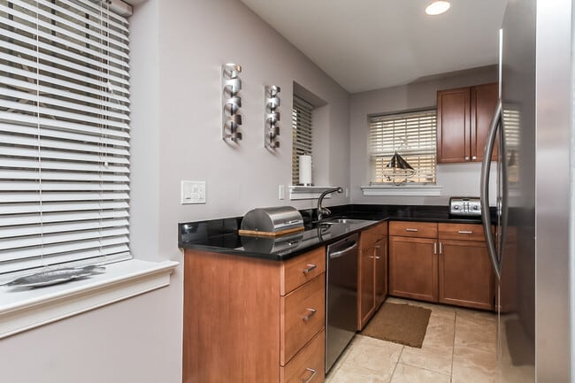 Building Photo - 736 Light St