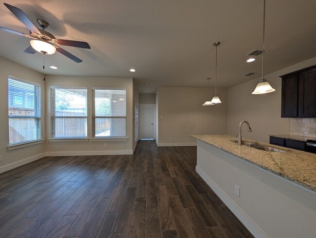 Building Photo - Live Inside The Loop! 3/2.5/2 Townhome Min...