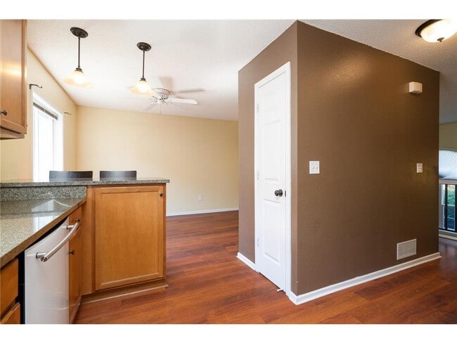 Foto del edificio - 6459 Regency Ln